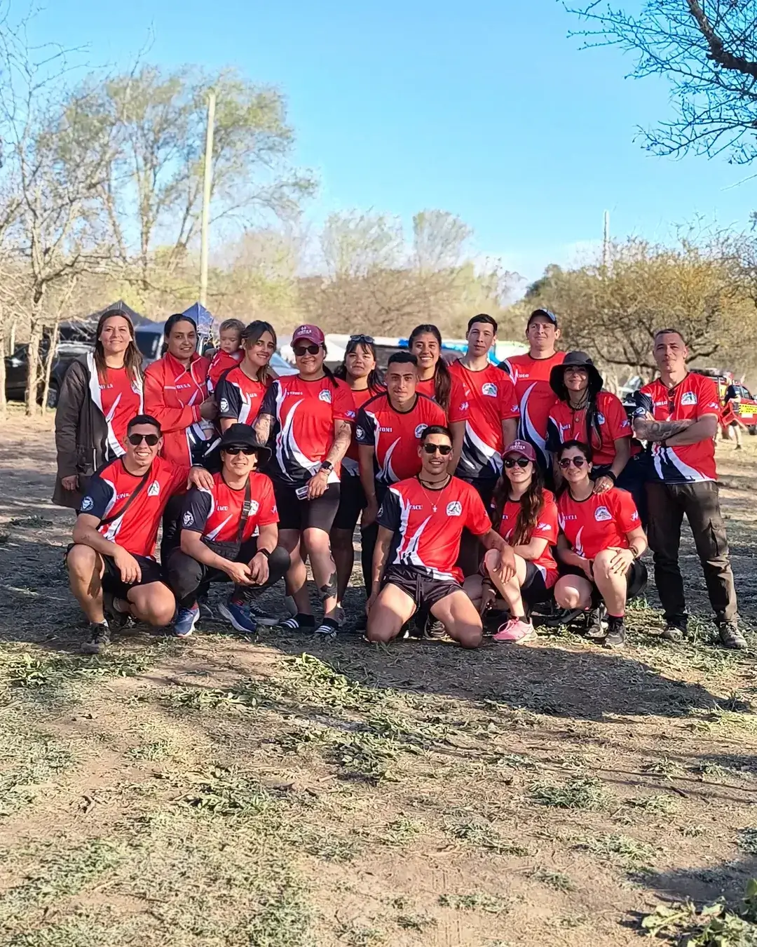 Grupo completo del Cuerpo Activo en uniforme deportivo