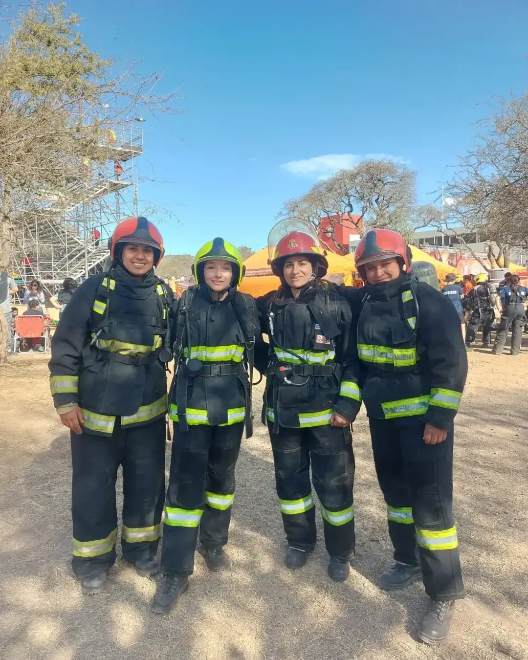 Bomberas voluntarias en equipo de protección completo