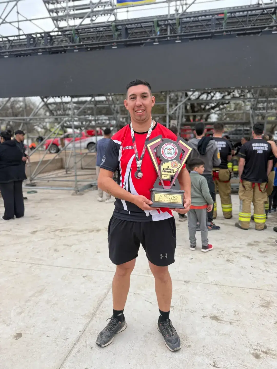Bombero voluntario con trofeo en competencia