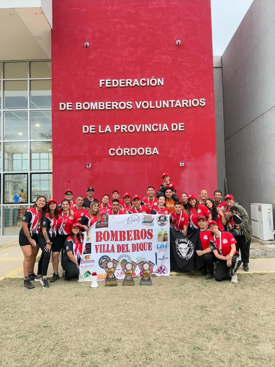 Grupo completo de Bomberos Voluntarios Villa del Dique en la Federación de Bomberos de Córdoba