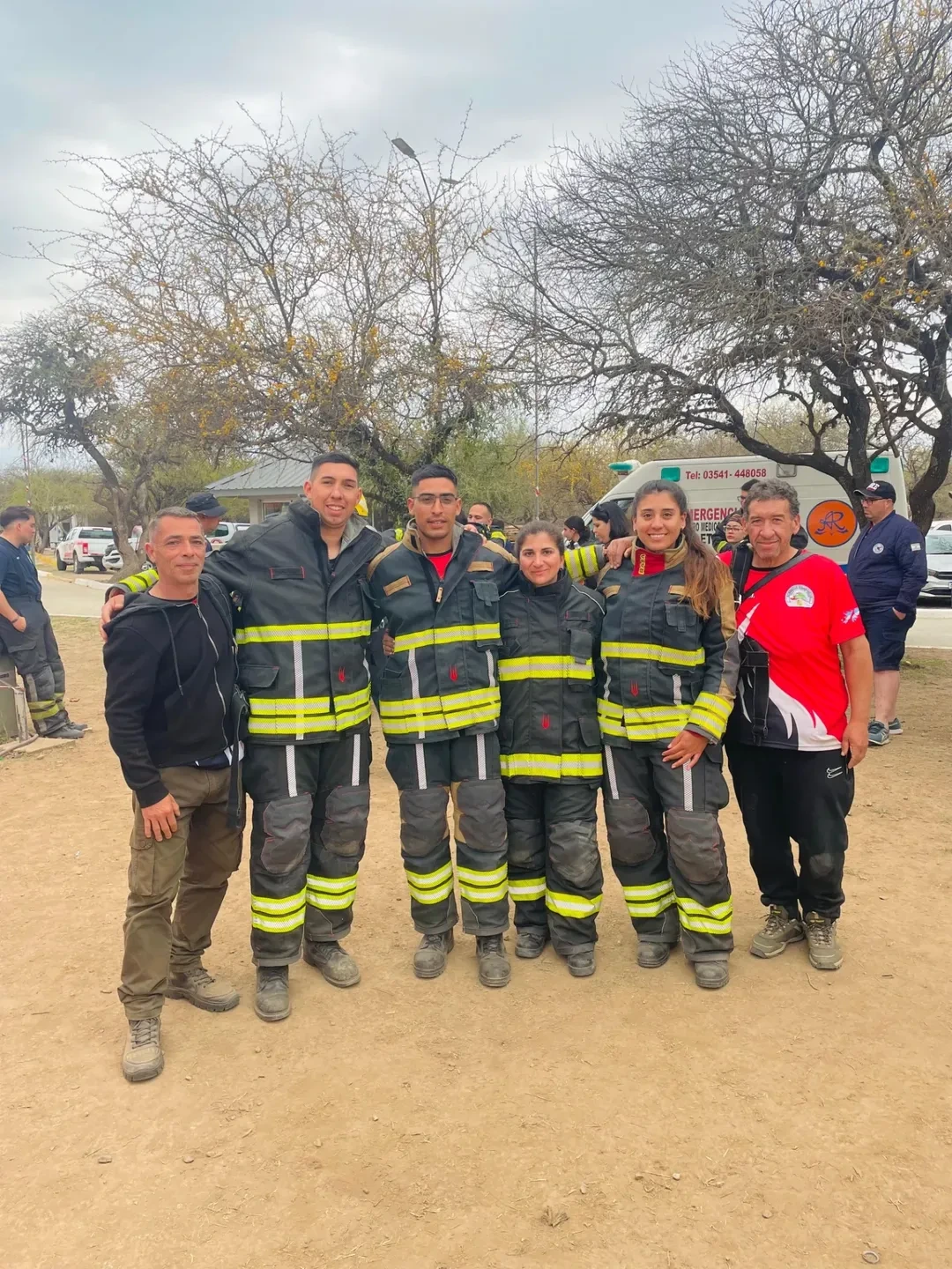 Bomberos en operativo de emergencia con equipos completos
